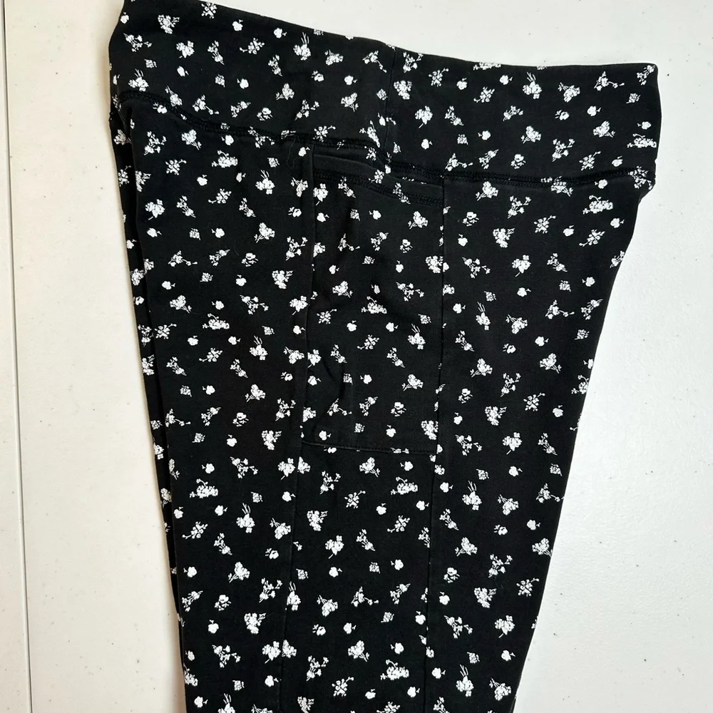 EUC Hollister Women’s Micro Floral Black White Bike Athletic Shorts Pocket - L
